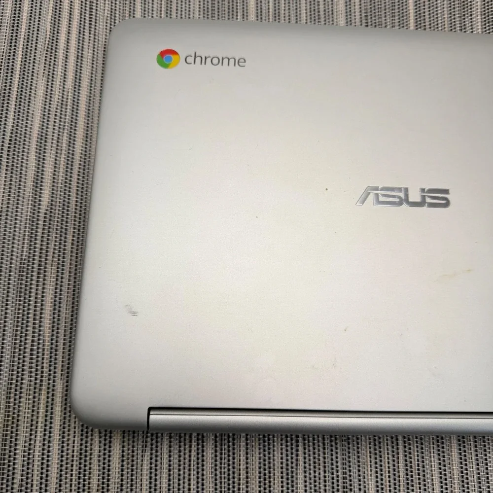 ASUS Chromebook Flip C100P 10.1in Touchscreen 2-in-1 Silver Laptop with Charger